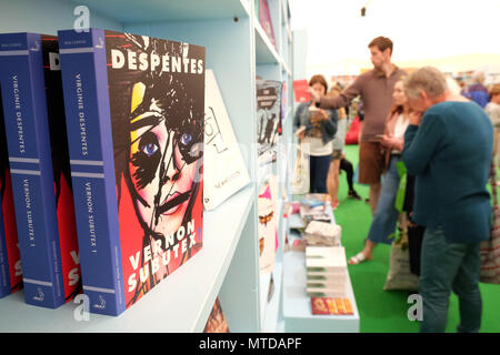 Hay Festival, Hay on Wye, UK - Mardi 29 Mai 2018 - Les visiteurs du Hay Festival naviguer parmi les nombreux livres en vente à la librairie Hay Festival le jour 6 de l'événement de cette année - Le Hay Festival continue de Dimanche 3 Juin - Photo Steven Mai / Alamy Live News Banque D'Images