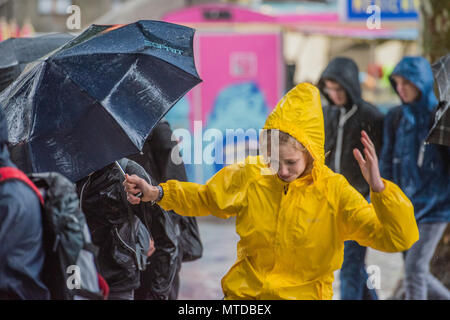 Southbank, Londres. 29 mai, 2018. Météo France : Les gens luttent avec parasols comme ils essaient de marcher autour de la rive sud dans le vent et la pluie. Crédit : Guy Bell/Alamy Live News Banque D'Images