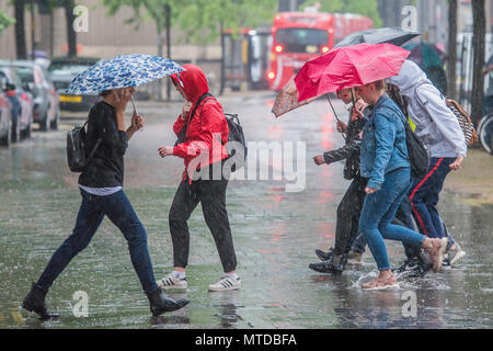 Southbank, Londres. 29 mai, 2018. Météo France : Les gens luttent avec parasols comme ils essaient de marcher autour de la rive sud dans le vent et la pluie. Crédit : Guy Bell/Alamy Live News Banque D'Images