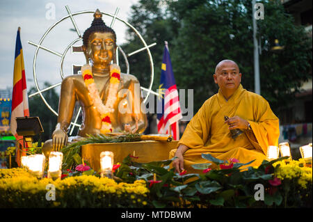 Kuala Lumpur, Malaisie. 29 mai, 2018. Un moine est assis devant la statue de Bouddha au cours de la célébration de la fête du Wesak le 29 mai 2018 au temple bouddhiste Maha Vihara à Kuala Lumpur, Malaisie. Crédit : Chris JUNG/Alamy Live News Banque D'Images