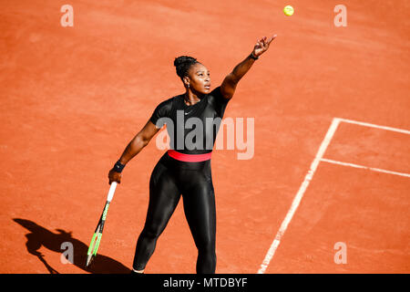 Paris, France. 29 mai, 2018. Serena Williams de USA lors de son premier match de ronde au jour 3 à l'Open de France 2018 à Roland Garros. Crédit : Frank Molter/Alamy Live News Banque D'Images