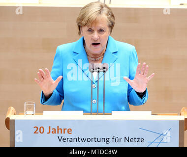 Bonn, Allemagne. 29 mai 2018, Bonn, Allemagne : la chancelière allemande Angela Merkel de l'Union chrétienne-démocrate (CDU) prononce un discours lors de la célébration du 20e anniversaire de l'Agence fédérale de régulation des réseaux. La célébration a lieu dans l'ancienne salle plénière du Bundestag à Bonn. Photo : Roland Weihrauch/dpa dpa : Crédit photo alliance/Alamy Live News Banque D'Images