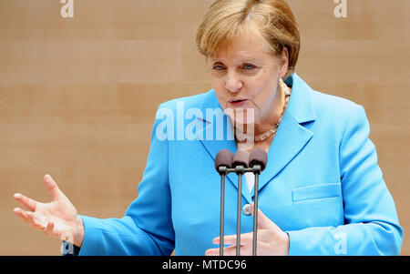 Bonn, Allemagne. 29 mai 2018, Bonn, Allemagne : la chancelière allemande Angela Merkel de l'Union chrétienne-démocrate (CDU) prononce un discours lors de la célébration du 20e anniversaire de l'Agence fédérale de régulation des réseaux. La célébration a lieu dans l'ancienne salle plénière du Bundestag à Bonn. Photo : Roland Weihrauch/dpa dpa : Crédit photo alliance/Alamy Live News Banque D'Images