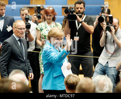 Bonn, Allemagne. 29 mai 2018, Bonn, Allemagne : la chancelière allemande Angela Merkel (C) de l'Union chrétienne-démocrate (CDU) vagues à un invité au début de la célébration du 20ème anniversaire de l'Agence fédérale de régulation des réseaux. Président de l'Agence fédérale des réseaux Jochen Homann se dresse sur la gauche. La célébration a lieu dans l'ancienne salle plénière du Bundestag à Bonn. Photo : Roland Weihrauch/dpa dpa : Crédit photo alliance/Alamy Live News Banque D'Images