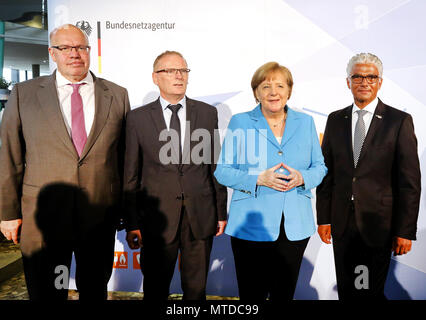 Bonn, Allemagne. 29 mai 2018, Bonn, Allemagne : la chancelière allemande Angela Merkel (C) de l'Union chrétienne-démocrate (CDU) et Peter Altmaier (L)(CDU), le ministre allemand des affaires économiques et de l'énergie, sont reçus par Jochen Homann, Président de l'Agence fédérale des réseaux, et Ashok Sridharan (CDU), le maire de Bonn, à la célébration du 20e anniversaire de l'Agence fédérale de régulation des réseaux. La célébration a lieu dans l'ancienne salle plénière du Bundestag à Bonn. Photo : Roland Weihrauch/dpa dpa : Crédit photo alliance/Alamy Live News Banque D'Images