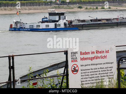 29 mai 2018, Bonn, Allemagne : un signe de la ville de Bonn se lit 'Baden im Rhein ist lebensgefaerlich' (lit. La baignade dans le Rhin est extrêmement dangereux). 13 Les signes énormes avec pictogrammes mettent en garde sur les dangers de la natation dans le Rhin. Photo : Roland Weihrauch/dpa Banque D'Images