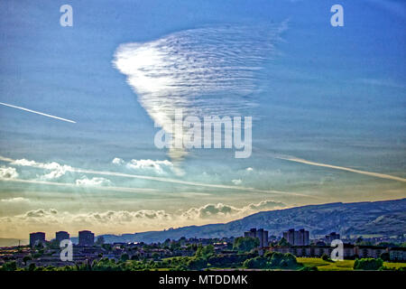 Glasgow, Scotland, UK 29 mai 2018. Temps d'été ensoleillé voit un nuage LENTICULAIRE vortex étrange avec un sourire effronté et visage pareidolia hat viennent de plus de l'Kilpatrick hills à partir de la direction du Loch Lomond vers le centre de la ville. Gérard Ferry/Alamy news Crédit : Gérard ferry/Alamy Live News Banque D'Images