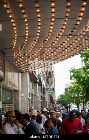 Philadelphie, Pennsylvanie, USA. 29 mai, 2018. Les Philadelphiens line jusqu'à venir de la MSNBC-parrainé de ville le jour de l'événement des milliers de points de vente Starbucks se ferme pour un après-midi à la formation sur l'anti-racisme à la suite de l'arrestation de deux hommes noirs à Philadelphie le 29 mai 2018. Crédit : Chris Baker Crédit : Evens Evens Christopher/Alamy Live News Banque D'Images