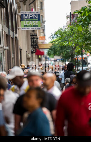 Philadelphie, Pennsylvanie, USA. 29 mai, 2018. Les Philadelphiens line jusqu'à venir de la MSNBC-parrainé de ville le jour de l'événement des milliers de points de vente Starbucks se ferme pour un après-midi à la formation sur l'anti-racisme à la suite de l'arrestation de deux hommes noirs à Philadelphie le 29 mai 2018. Crédit : Chris Baker Crédit : Evens Evens Christopher/Alamy Live News Banque D'Images