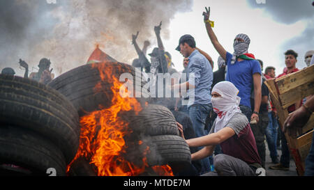 Ramallah, Cisjordanie. 15 mai, 2018. Les Palestiniens entrent en conflit avec les troupes israéliennes sur le 70e anniversaire de Nakba. dans la ville de Ramallah. L'exode palestinien de 1948, également connue sous le nom de Nakba, s'est produite lors de plus de 700 000 Arabes palestiniens ont fui ou ont été expulsés de leurs maisons, pendant la guerre de Palestine de 1948, provoquant une crise de réfugiés qui n'a pas encore été résolu. Credit : Eyad Jadallah/IMAGESLIVE/ZUMA/Alamy Fil Live News Banque D'Images