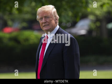 Washington, District de Columbia, Etats-Unis. 29 mai, 2018. Le Président des Etats-Unis, Donald J. Trump quitte la Maison Blanche à Washington, D.C., pour assister à un rassemblement avec des partisans dans la région de Nashville, Tennessee, le 29 mai 2018.Crédit : Chris Kleponis/CNP Crédit : Chris Kleponis/CNP/ZUMA/Alamy Fil Live News Banque D'Images