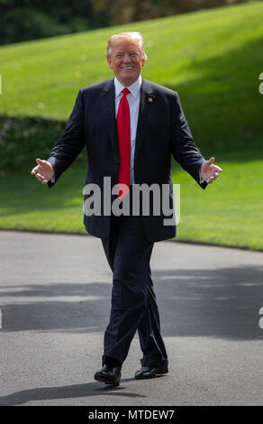 Washington, États-Unis d'Amérique. 29 mai, 2018. Le Président des Etats-Unis, Donald J. Trump quitte la Maison Blanche à Washington, D.C., pour assister à un rassemblement avec des partisans dans la région de Nashville, Tennessee, le 29 mai 2018.Crédit : Chris Kleponis/CNP Crédit dans le monde entier | conditions : dpa/Alamy Live News Banque D'Images