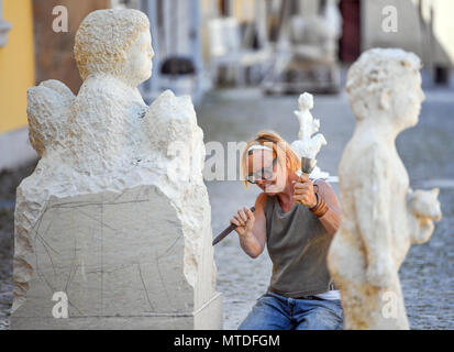 Déposée - 22 mai 2018, l'Allemagne, Neuzelle : Anne Schulz, maître sculpteur de Biesenthal, travaille sur un grès sur le terrain du monastère de Neuzelle. Le monastère, appelé "baroque du Brandebourg wonder' a beaucoup de putti de montrer - sur des autels et des fresques. Maintenant, les chiffres obtenez de nouveaux ajouts. Photo : Patrick Pleul/dpa-Zentralbild/ZB Banque D'Images