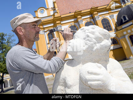 Déposée - 22 mai 2018, l'Allemagne, Neuzelle : Ralf Ehmann, sculpteur de Rottenburg am Neckar, travaille sur un grès sur le terrain du monastère de Neuzelle. Le monastère, appelé "baroque du Brandebourg wonder' a beaucoup de putti de montrer - sur des autels et des fresques. Maintenant, les chiffres obtenez de nouveaux ajouts. Photo : Patrick Pleul/dpa-Zentralbild/ZB Banque D'Images