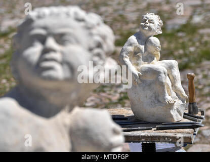 Déposée - 22 mai 2018, l'Allemagne, Neuzelle : Marteau et burin se trouvent à côté d'un modèle en plâtre d'un putti sur le terrain du monastère de Neuzelle. Le monastère, appelé "baroque du Brandebourg wonder' a beaucoup de putti de montrer - sur des autels et des fresques. Maintenant, les chiffres obtenez de nouveaux ajouts. Photo : Patrick Pleul/dpa-Zentralbild/ZB Banque D'Images