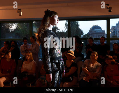 Prague, République tchèque. 29 mai, 2018. Un modèle est vu sur podium pendant la fashion show du studio de design hongrois Roms sur le 20e festival de la culture rom Khamoro à Prague, en République tchèque, le 29 mai 2018. Photo : CTK Michal Krumphanzl/Photo/Alamy Live News Banque D'Images