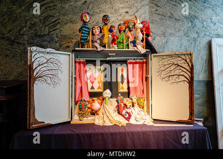 Sous embargo jusqu'au 12 midi 29 mai 2018. Stane Street, Ardenne. 29 mai 2018. Un ensemble de très rares artefacts pour vente à la place de l'été, les ventes aux enchères en Ardenne à West Sussex. Un théâtre de marionnettes en bois, une partie de l'Histoire Naturelle et le jardin 'Tribal Art' exposition. Credit : james jagger/Alamy Live News Banque D'Images