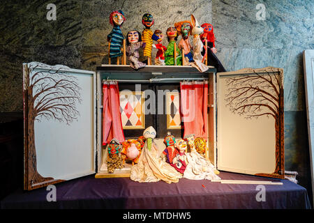 Sous embargo jusqu'au 12 midi 29 mai 2018. Stane Street, Ardenne. 29 mai 2018. Un ensemble de très rares artefacts pour vente à la place de l'été, les ventes aux enchères en Ardenne à West Sussex. Un théâtre de marionnettes en bois, une partie de l'Histoire Naturelle et le jardin 'Tribal Art' exposition. Credit : james jagger/Alamy Live News Banque D'Images