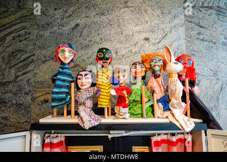 Sous embargo jusqu'au 12 midi 29 mai 2018. Stane Street, Ardenne. 29 mai 2018. Un ensemble de très rares artefacts pour vente à la place de l'été, les ventes aux enchères en Ardenne à West Sussex. Un théâtre de marionnettes en bois, une partie de l'Histoire Naturelle et le jardin 'Tribal Art' exposition. Credit : james jagger/Alamy Live News Banque D'Images