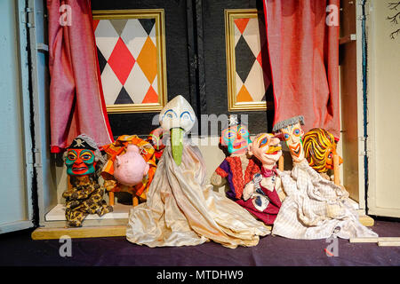 Sous embargo jusqu'au 12 midi 29 mai 2018. Stane Street, Ardenne. 29 mai 2018. Un ensemble de très rares artefacts pour vente à la place de l'été, les ventes aux enchères en Ardenne à West Sussex. Un théâtre de marionnettes en bois, une partie de l'Histoire Naturelle et le jardin 'Tribal Art' exposition. Credit : james jagger/Alamy Live News Banque D'Images