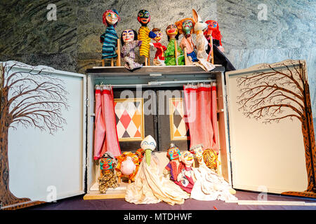 Sous embargo jusqu'au 12 midi 29 mai 2018. Stane Street, Ardenne. 29 mai 2018. Un ensemble de très rares artefacts pour vente à la place de l'été, les ventes aux enchères en Ardenne à West Sussex. Un théâtre de marionnettes en bois, une partie de l'Histoire Naturelle et le jardin 'Tribal Art' exposition. Credit : james jagger/Alamy Live News Banque D'Images