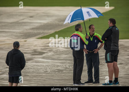 London,UK. 29 mai, 2018. L-R : Les juges-arbitres Richard Illingworth & Jeremy Lloyds discuter avec Surrey's Head Groundsman, Lee Fortis au cours d'une inspection de pas à l'Ovale. Le match entre Surrey et Sussex au Royal London Simatai Cup a été abandonnée sans ballon étant renversées en raison de fortes pluies à Londres. David Rowe/Alamy Live News Banque D'Images