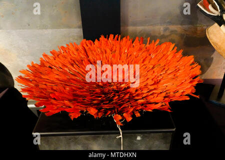 Sous embargo jusqu'au 12 midi 29 mai 2018. Stane Street, Ardenne. 29 mai 2018. Un ensemble de très rares artefacts pour vente à la place de l'été, les ventes aux enchères en Ardenne à West Sussex. Une cérémonie feather hat 'JuJu' Tyn ou, du peuple Bamiléké du Cameroun, qui remonte aux années 1970. Les objets font partie du "Jardin de l'histoire naturelle et l'exposition de l'Art Tribal. Credit : james jagger/Alamy Live News Banque D'Images