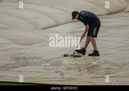 London,UK. 29 mai, 2018. Le membre du personnel au sol de l'eau balais couvre mais le match entre Surrey et Sussex au Royal London Simatai Cup à l'ovale a été abandonnée sans ballon étant renversées en raison de fortes pluies à Londres. David Rowe/Alamy Live News Banque D'Images