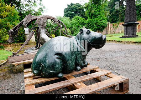 Sous embargo jusqu'au 12 midi 29 mai 2018. Stane Street, Ardenne. 29 mai 2018. Un ensemble de très rares artefacts pour vente à la place de l'été, les ventes aux enchères en Ardenne à West Sussex. Un hippopotame par Timothy Rukodzi opale qui est prévu pour aller chercher entre £1200 et £1800 lors de l'adjudication. Les objets font partie du "Jardin de l'histoire naturelle et l'exposition de l'Art Tribal. Credit : james jagger/Alamy Live News Banque D'Images