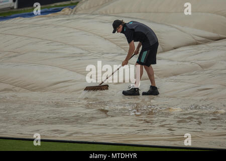 London,UK. 29 mai, 2018. Le membre du personnel au sol de l'eau balais couvre mais le match entre Surrey et Sussex au Royal London Simatai Cup à l'ovale a été abandonnée sans ballon étant renversées en raison de fortes pluies à Londres. David Rowe/Alamy Live News Banque D'Images