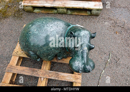 Sous embargo jusqu'au 12 midi 29 mai 2018. Stane Street, Ardenne. 29 mai 2018. Un ensemble de très rares artefacts pour vente à la place de l'été, les ventes aux enchères en Ardenne à West Sussex. Un hippopotame par Timothy Rukodzi opale qui est prévu pour aller chercher entre £1200 et £1800 lors de l'adjudication. Les objets font partie du "Jardin de l'histoire naturelle et l'exposition de l'Art Tribal. Credit : james jagger/Alamy Live News Banque D'Images