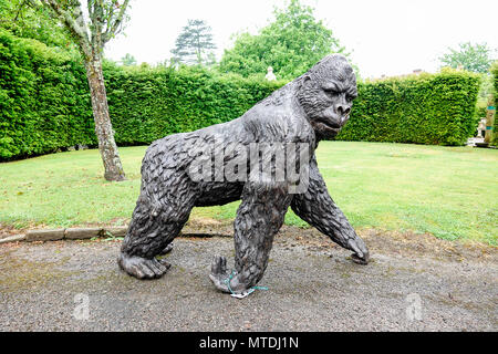 Sous embargo jusqu'au 12 midi 29 mai 2018. Stane Street, Ardenne. 29 mai 2018. Un ensemble de très rares artefacts pour vente à la place de l'été, les ventes aux enchères en Ardenne à West Sussex. Un gorille marchant bronze par John Cox qui devrait récupérer entre £4000 et £6000 lors de l'adjudication. Les objets font partie du "Jardin de l'histoire naturelle et l'exposition de l'Art Tribal. Credit : james jagger/Alamy Live News Banque D'Images