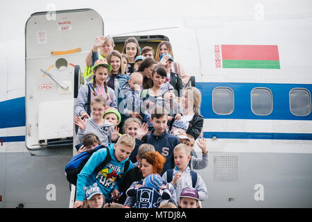 30 mai 2018, l'Allemagne, Hanovre : Enfants et jeunes mères debout sur l'escalier de l'avion à l'aéroport de Hanovre. Depuis 28 ans, une initiative de l'Eglise luthérienne évangélique de Hanovre a été endommagée par le rayonnement de vol les enfants de la région de Tchernobyl à Hanovre pour récupérer. Les enfants restent avec les familles pendant quatre semaines. Photo : afp/Spata Ole : dpa Crédit photo alliance/Alamy Live News Banque D'Images