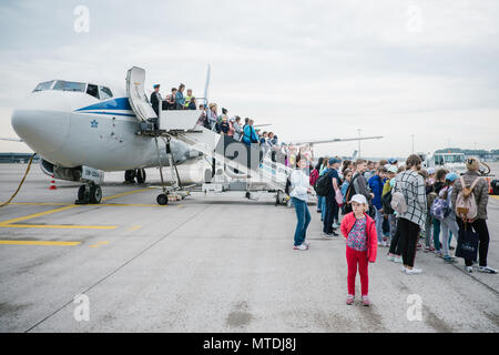 30 mai 2018, l'Allemagne, Hanovre : Enfants et jeunes mères debout sur l'escalier de l'avion à l'aéroport de Hanovre. Depuis 28 ans, une initiative de l'Eglise luthérienne évangélique de Hanovre a été endommagée par le rayonnement de vol les enfants de la région de Tchernobyl à Hanovre pour récupérer. Les enfants restent avec les familles pendant quatre semaines. Photo : afp/Spata Ole : dpa Crédit photo alliance/Alamy Live News Banque D'Images