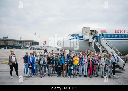 30 mai 2018, l'Allemagne, Hanovre : Enfants et jeunes mères debout sur l'escalier de l'avion à l'aéroport de Hanovre. Depuis 28 ans, une initiative de l'Eglise luthérienne évangélique de Hanovre a été endommagée par le rayonnement de vol les enfants de la région de Tchernobyl à Hanovre pour récupérer. Les enfants restent avec les familles pendant quatre semaines. Photo : afp/Spata Ole : dpa Crédit photo alliance/Alamy Live News Banque D'Images