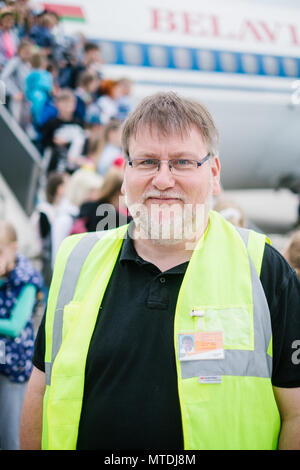 30 mai 2018, l'Allemagne, Hanovre : Lars-Torsten Nolte du groupe de travail 'Hilfe für Tschernobyl-Kinder' (lit. 'Aide pour les enfants de Tchernobyl') debout à l'aéroport de Hanovre. Depuis 28 ans, une initiative de l'Eglise luthérienne évangélique de Hanovre a été endommagée par le rayonnement de vol les enfants de la région de Tchernobyl à Hanovre pour récupérer. Les enfants restent avec les familles pendant quatre semaines. Photo : afp/Spata Ole : dpa Crédit photo alliance/Alamy Live News Banque D'Images