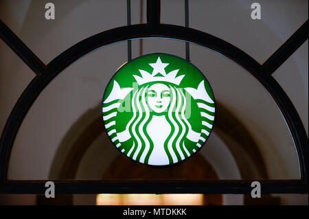 Cracovie, Pologne. 30 mai, 2018. Le logo Starbucks vu à Cracovie. La chaîne américaine Starbucks a fermé plus de 8 000 magasins aux Etats-Unis le 29 mai après-midi pour fournir les préjugés n'raciale pour ses employés. Credit : Omar Marques/SOPA Images/ZUMA/Alamy Fil Live News Banque D'Images