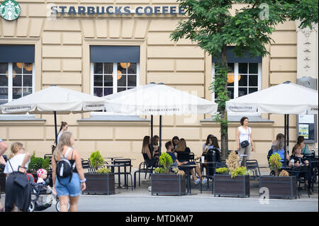 Clients vus dans un café Starbucks à Cracovie. La chaîne américaine Starbucks a fermé plus de 8 000 magasins aux Etats-Unis le 29 mai après-midi pour fournir les préjugés n'raciale pour ses employés. Banque D'Images
