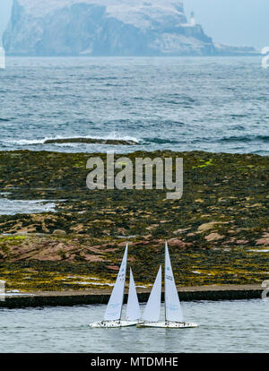 Milsey Bay, North Berwick. East Lothian, Ecosse, Royaume-Uni, 30 mai 2018. Brouillard de mer ou haar obscurcissant la vue sur le Bass Rock. Radio contrôlée Marine Kyosho Racing yacht à voile dans le bassin de baignade à marée basse avec le Rock et le phare au loin Banque D'Images