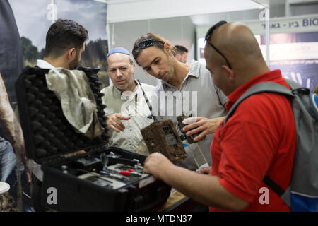 Tel Aviv, Israël. 30 mai, 2018. Personnes visitent le salon de défense et sécurité internationale à Tel Aviv, Israël, le 30 mai 2018. La sécurité internationale et défense exposition fait partie de l'Israël Sécurité et défense semaine qui comprend les grandes expositions et séminaires spécialisés, des démonstrations sur le terrain et des ateliers. Credit : Guo Yu/Xinhua/Alamy Live News Banque D'Images