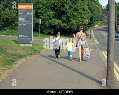 Glasgow, Scotland, UK 30 Mai 2018.UK Météo : ensoleillé de l'été et les habitants de la ville de cuisiniers profiter du beau temps dans la ville comme une mère et des enfants profitez d'une promenade au bord de la Donald Dewar sortes centre sur la route en direction de l'est ville ils à au centre-ville. Gérard Ferry/Alamy Crédit : Gérard ferry/Alamy Live News Banque D'Images