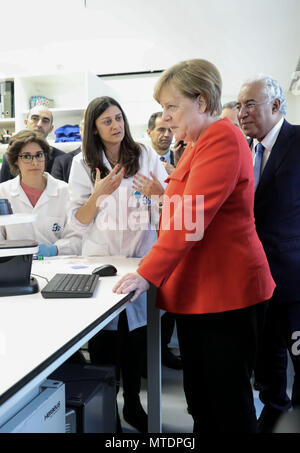 Lisbonne, Portugal. 30 mai 2018, la chancelière allemande Angela Merkel et le président portugais António Costa (R) s'adressant aux étudiants de l'institut de recherche en santé du Canada et de l'innovation à l'Université de Porto. Merkel est au Portugal pour la première fois depuis la fin de la crise de l'Euro. Photo : Michael Kappeler/dpa dpa : Crédit photo alliance/Alamy Live News Banque D'Images