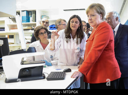 Lisbonne, Portugal. 30 mai 2018, la chancelière allemande Angela Merkel et le président portugais António Costa (R) s'adressant aux étudiants de l'institut de recherche en santé du Canada et de l'innovation à l'Université de Porto. Merkel est au Portugal pour la première fois depuis la fin de la crise de l'Euro. Photo : Michael Kappeler/dpa dpa : Crédit photo alliance/Alamy Live News Banque D'Images