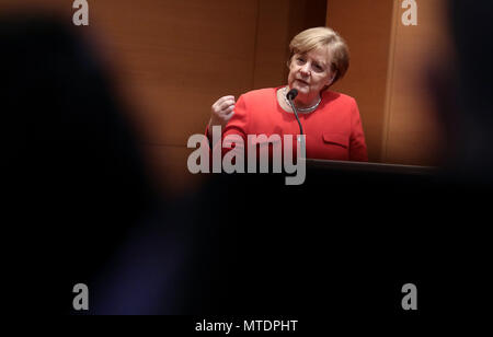 Lisbonne, Portugal. 30 mai 2018, la chancelière allemande, Angela Merkel, parler à des étudiants à la boîte de dialogue des citoyens pour l'avenir de l'Europe à l'institut de recherche en santé du Canada et de l'innovation à l'Université de Porto. Merkel est au Portugal pour la première fois depuis la fin de la crise de l'Euro. Photo : Michael Kappeler/dpa dpa : Crédit photo alliance/Alamy Live News Banque D'Images