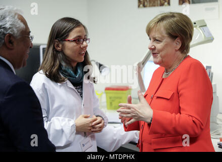 Lisbonne, Portugal. 30 mai 2018, la chancelière allemande Angela Merkel et le président portugais António Costa (L) visite de l'institut de recherche en santé du Canada et de l'innovation à l'Université de Porto. Merkel est au Portugal pour la première fois depuis la fin de la crise de l'Euro. Photo : Michael Kappeler/dpa dpa : Crédit photo alliance/Alamy Live News Banque D'Images