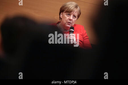 Lisbonne, Portugal. 30 mai 2018, la chancelière allemande, Angela Merkel, parler à des étudiants à la boîte de dialogue des citoyens pour l'avenir de l'Europe à l'institut de recherche en santé du Canada et de l'innovation à l'Université de Porto. Merkel est au Portugal pour la première fois depuis la fin de la crise de l'Euro. Photo : Michael Kappeler/dpa dpa : Crédit photo alliance/Alamy Live News Banque D'Images