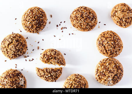 Biscuits fraîchement cuits au four saupoudré de graines de tournesol, de lin et de graines de sésame. Pâtisseries sain sur un fond blanc Banque D'Images