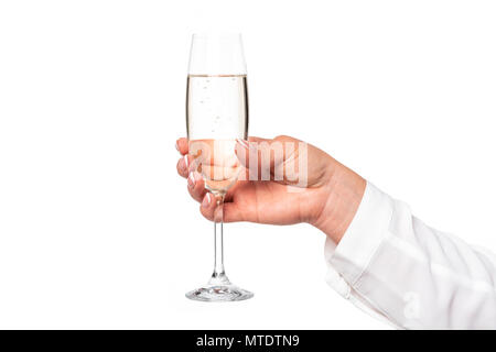 Belle et parfaite femme main tenant un verre de champagne ou de vin isolé sur un fond blanc en close-up Banque D'Images