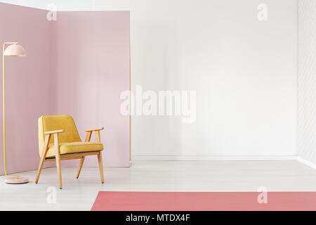 Photo avec copie espace de fauteuil moutarde, métal, rose pastel lampe et tapis rouge placé sur le sol, vide à l'intérieur chambre lumineuse Banque D'Images