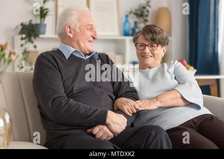 Deux belles personnes âgées. Grand-mère et son mari se soutenir les uns les autres Banque D'Images